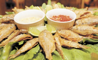 O restaurante Recanto do Cupim serve porções de isca de lambarí com molhos picantes